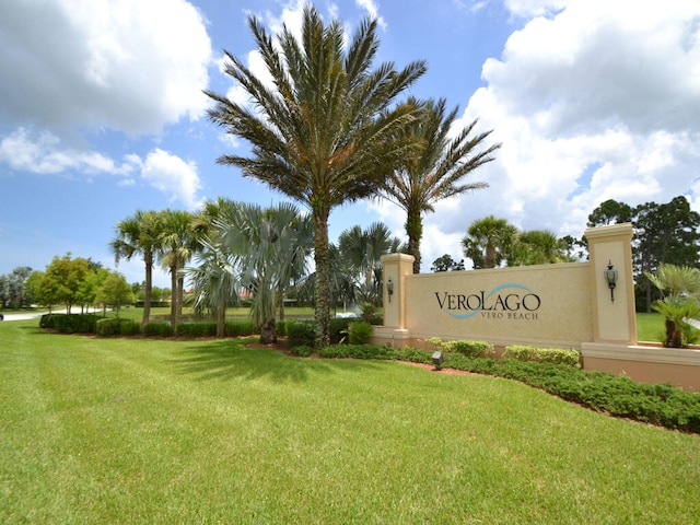 community sign featuring a yard