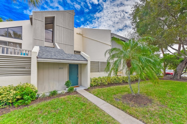 view of front of house featuring a front yard