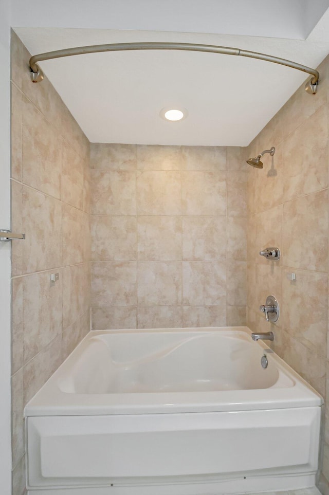 bathroom featuring tiled shower / bath combo