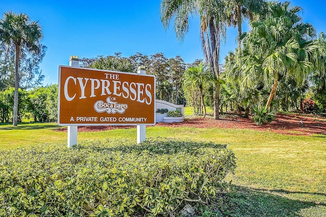 community sign with a lawn