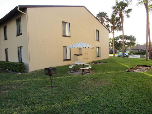 back of house featuring a lawn