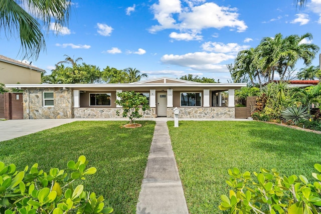 view of front of property featuring a front yard