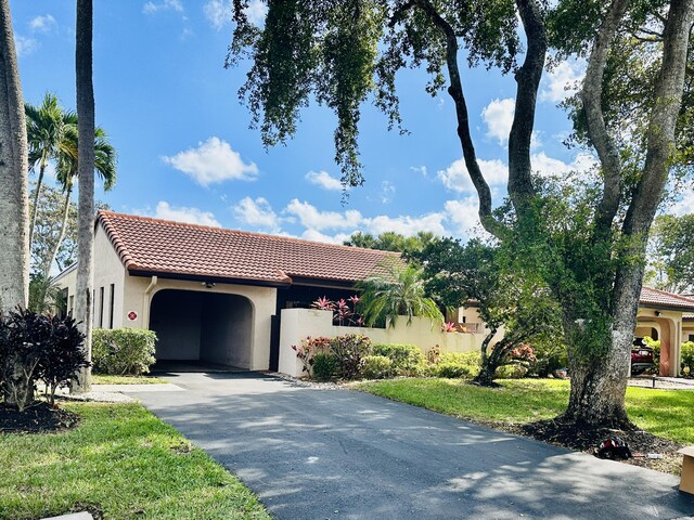 view of front of property featuring a front yard and a garage