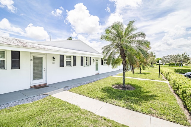 view of front facade with a front lawn