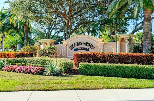 community sign with a lawn