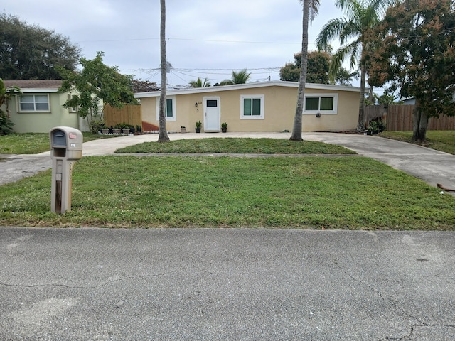 ranch-style home featuring a front lawn