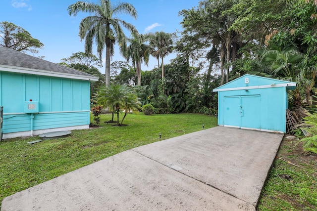 view of yard with a shed