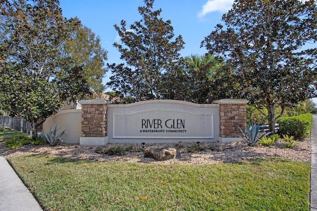 community sign with a lawn