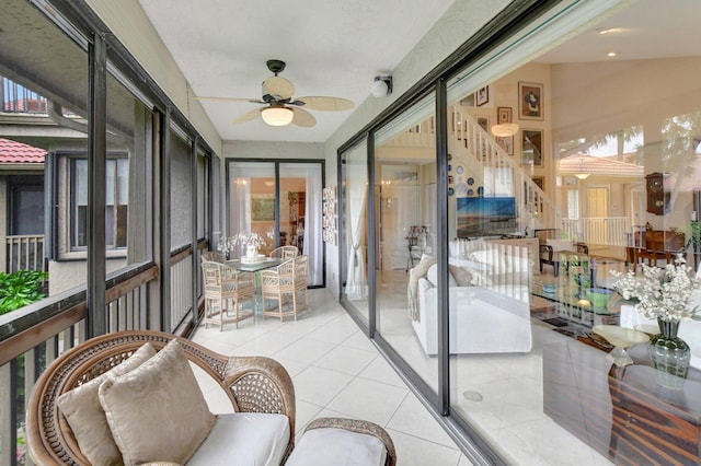 sunroom with ceiling fan