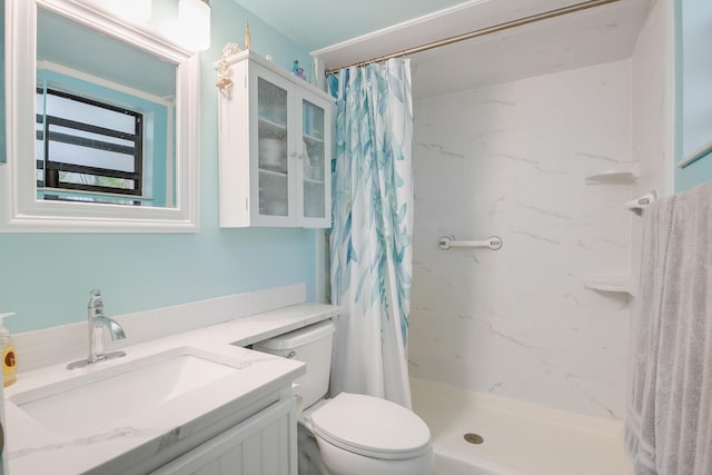 bathroom with vanity, curtained shower, and toilet