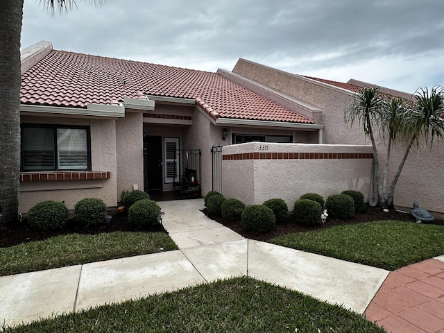 view of front facade featuring a front lawn