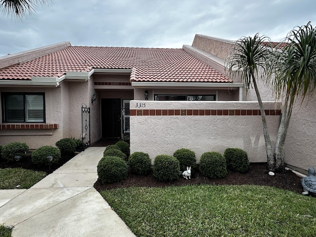 view of front facade featuring a front yard