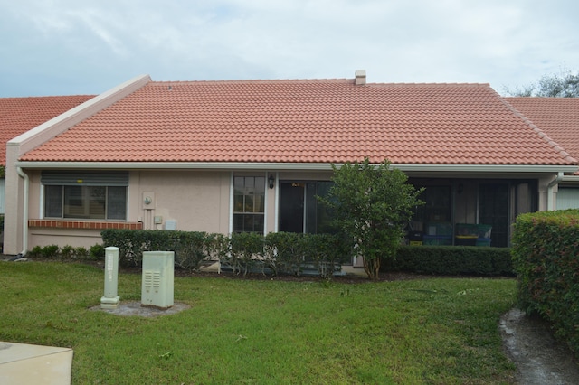 back of house featuring a lawn