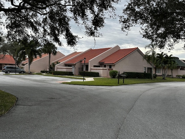 view of front of house with a front lawn