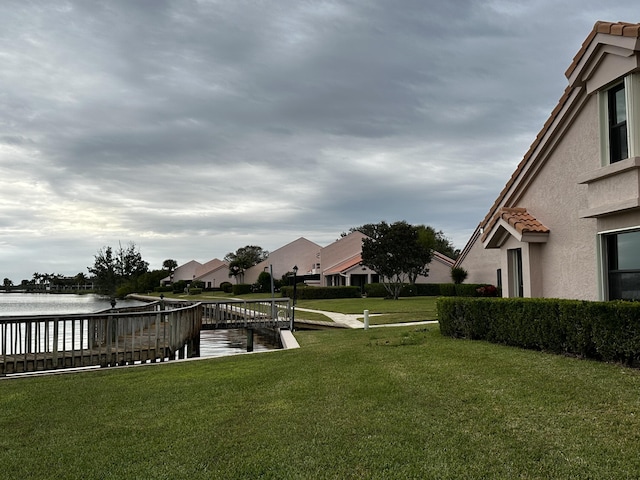 view of yard featuring a water view