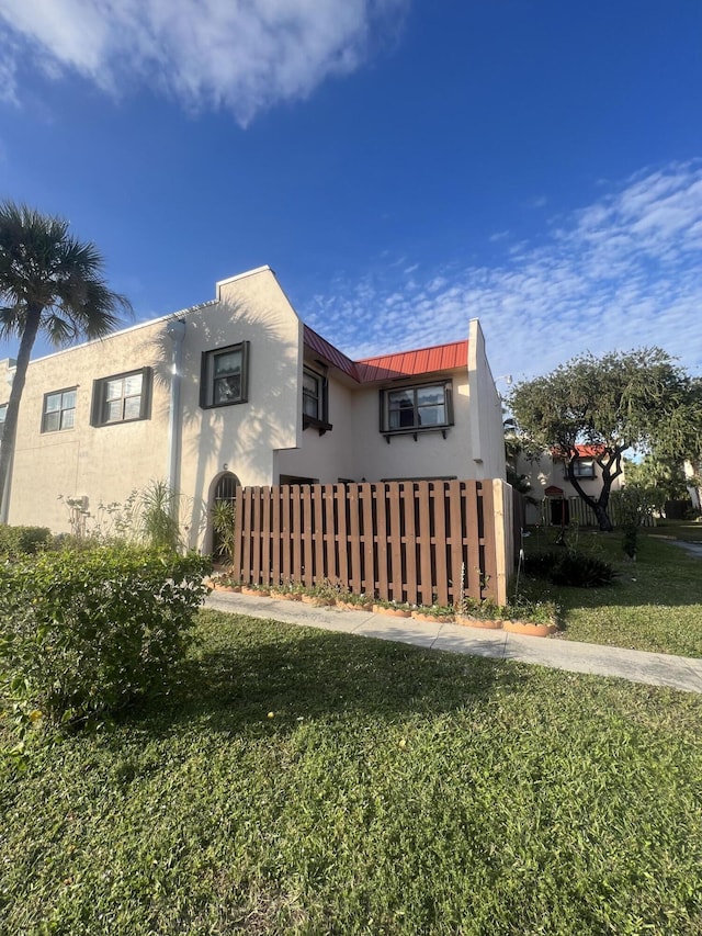 view of front of house with a front yard