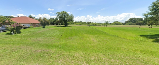 view of yard featuring a rural view