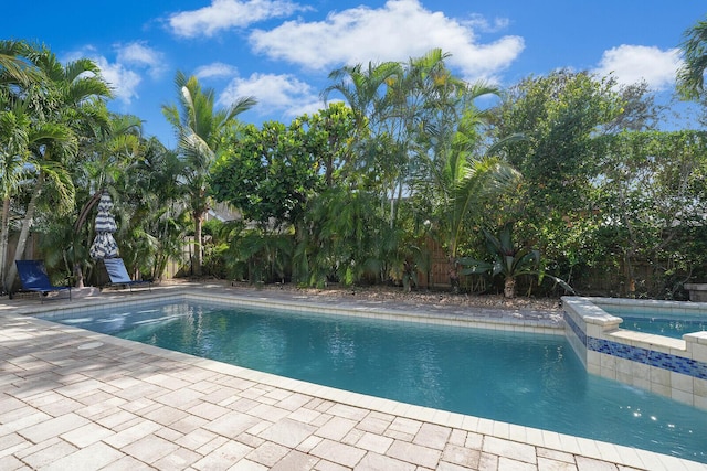 view of pool featuring an in ground hot tub