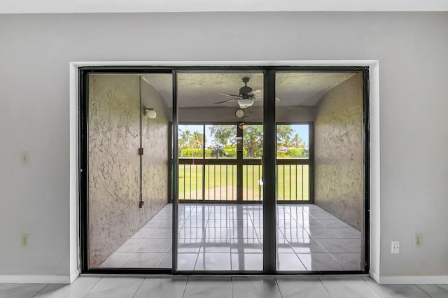 entryway with a ceiling fan and baseboards