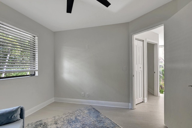 sitting room with ceiling fan