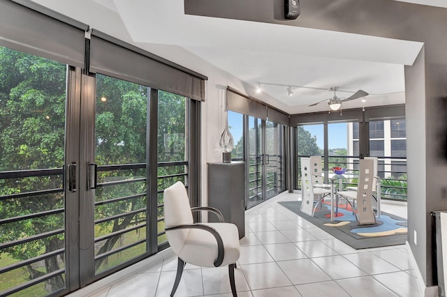 sunroom / solarium featuring ceiling fan