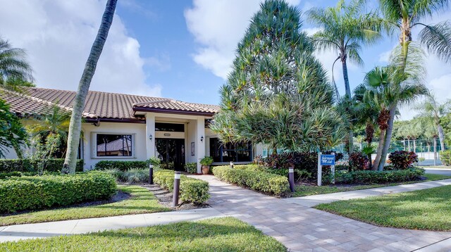 view of front facade featuring a front lawn