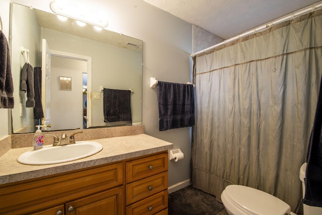 bathroom with curtained shower, a textured ceiling, toilet, and vanity