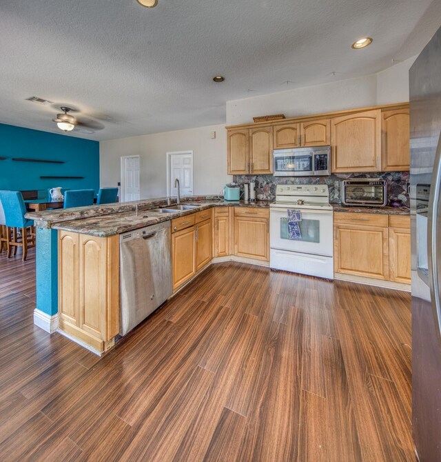 living room featuring dark wood-type flooring and ceiling fan