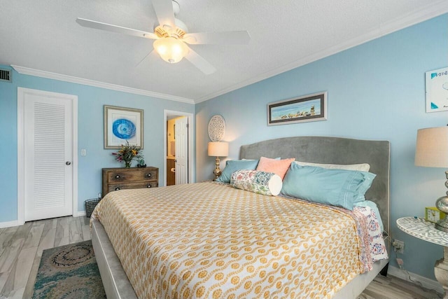 bedroom with ceiling fan, crown molding, a textured ceiling, and light hardwood / wood-style floors