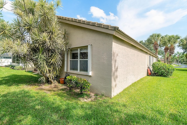 view of side of property featuring a lawn