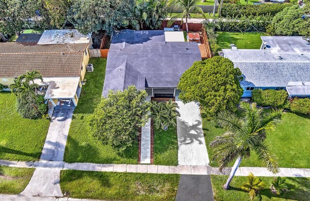 view of yard featuring a hot tub