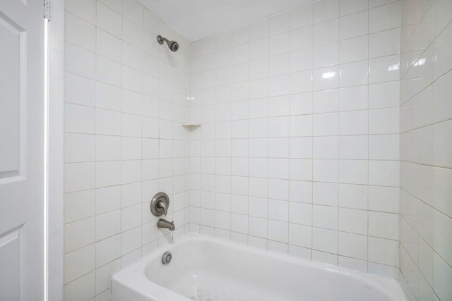 bathroom with tiled shower / bath