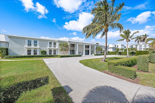 view of front facade with a front lawn