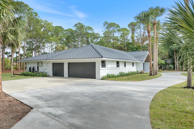 view of front facade featuring a garage and a front yard