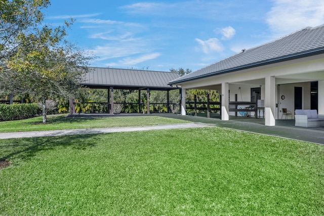 view of property's community featuring a lawn