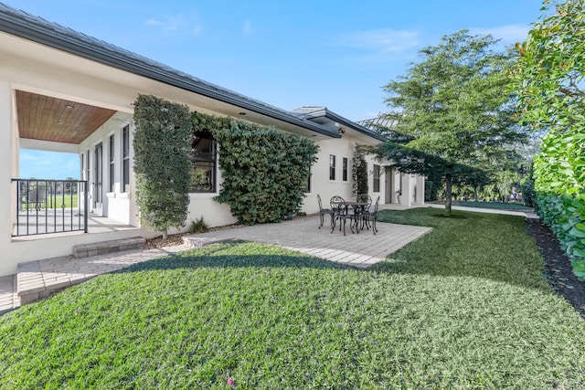 view of yard featuring a patio