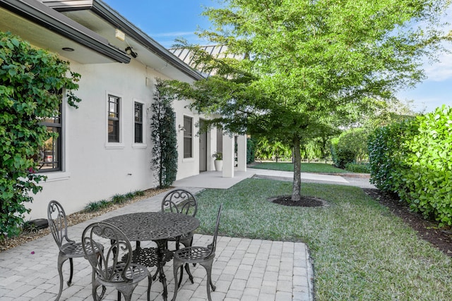 view of yard with a patio