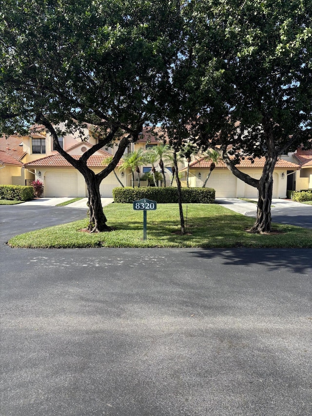 view of front of house featuring a front lawn