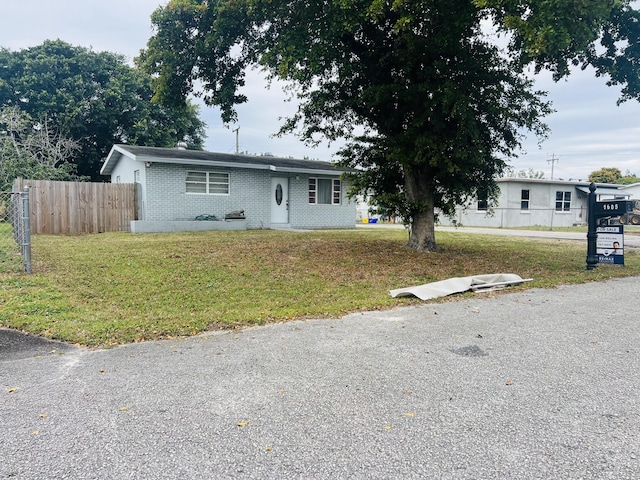 view of front of home featuring a front yard