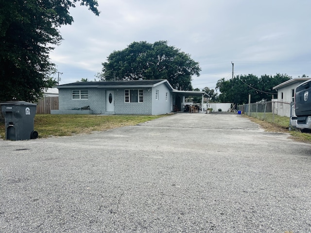 view of front of home featuring a carport and a front yard