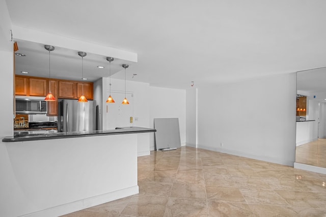 kitchen with stainless steel appliances, kitchen peninsula, and decorative light fixtures