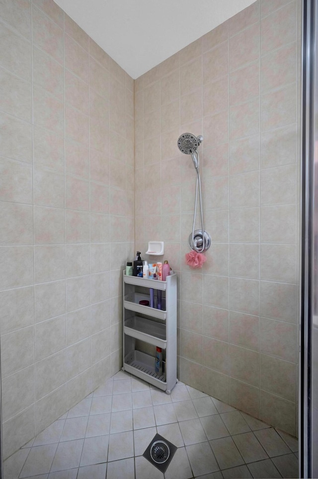 bathroom featuring a tile shower