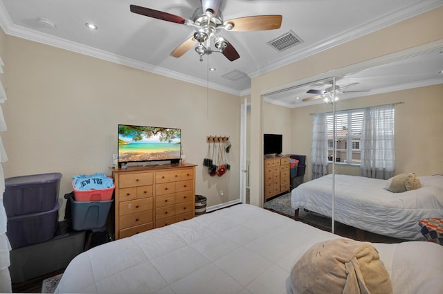 bedroom featuring ceiling fan, crown molding, and a closet