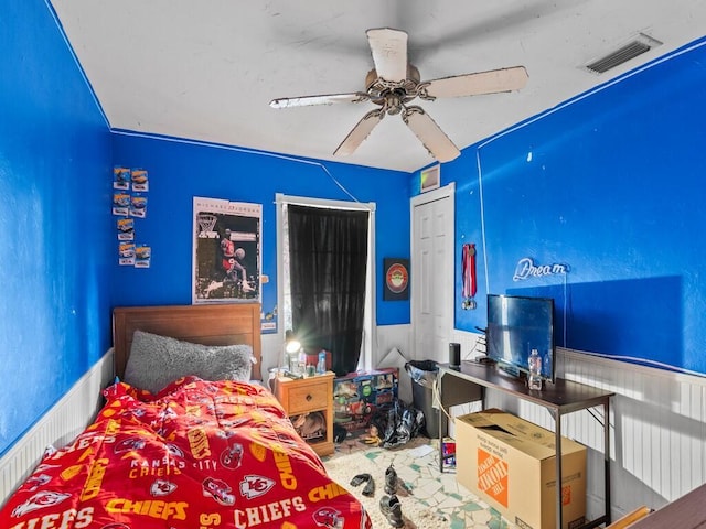 bedroom with ceiling fan