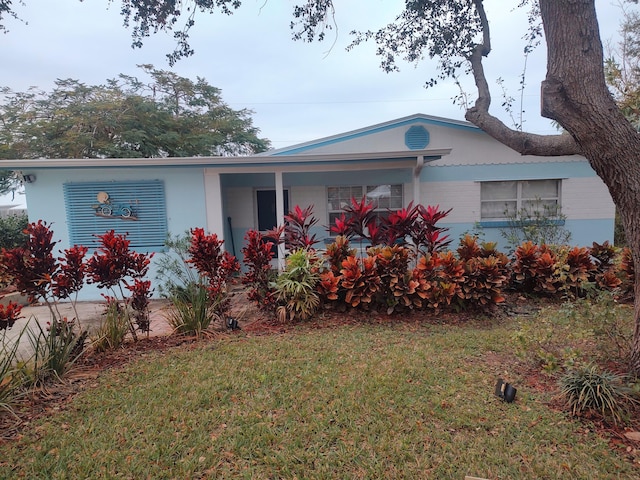 view of front of property featuring a front yard