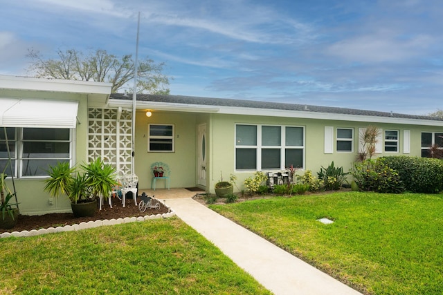 view of front facade featuring a front lawn