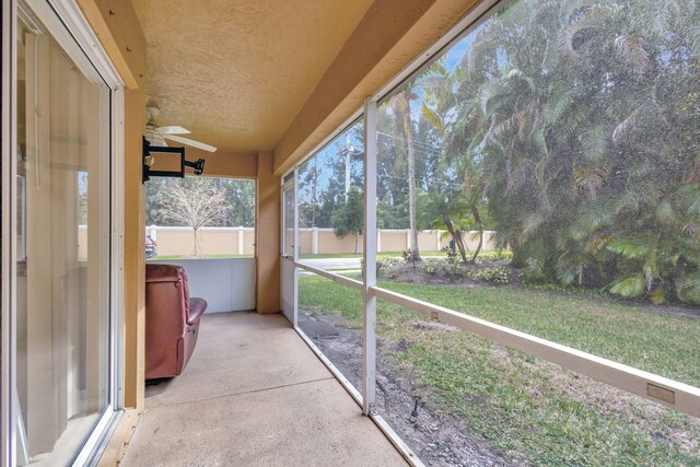 sunroom with ceiling fan