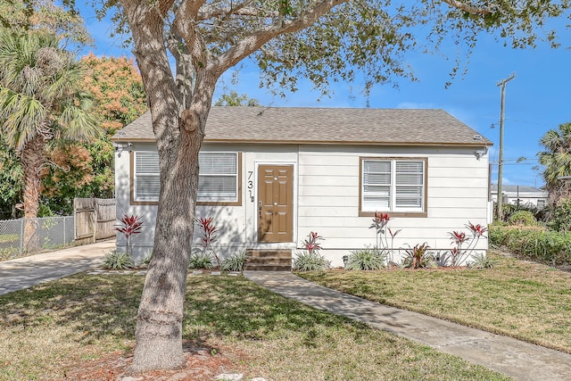 view of front of home featuring a front yard