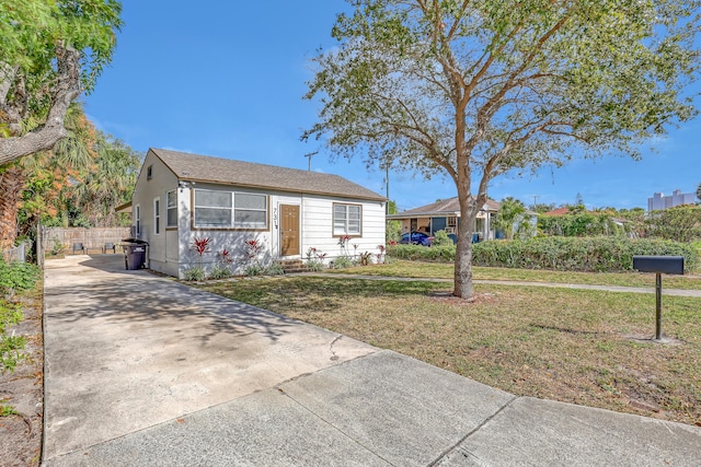 view of front of house featuring a front lawn