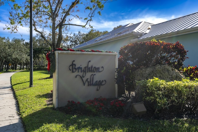 community sign featuring a yard